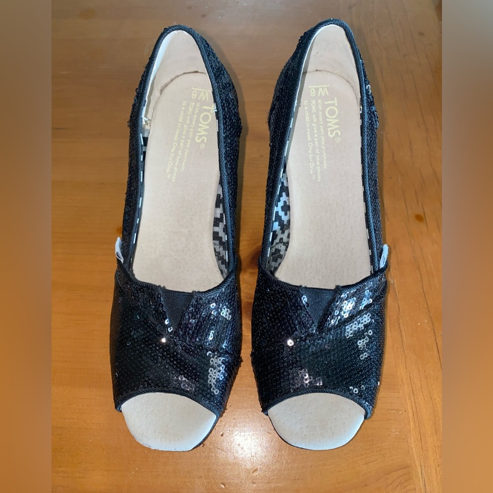Black sequin wedge Toms. Women’s size 6.